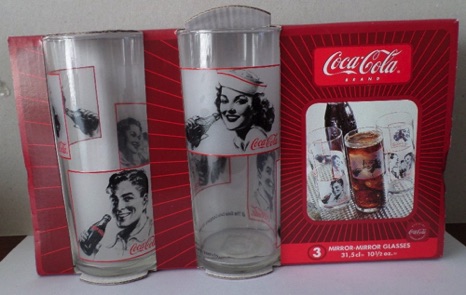 3304-2 € 9,00 coca cola glas set van 3 afb. vrouw en man op matte achtergrond (3x los glas)